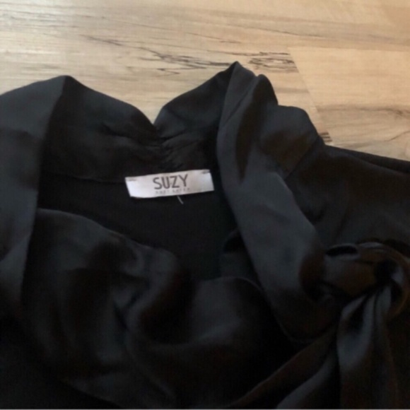 Suzy Shier Black Blouse with Bow Detail - Picture 8 of 9